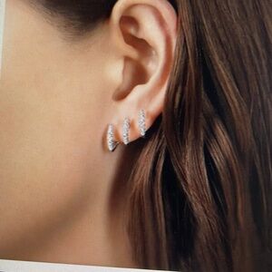 Vibrant curved, claw design, stud earrings